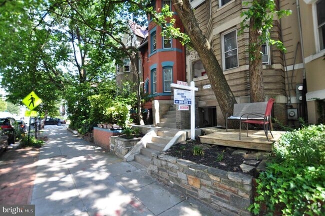 Building Photo - 1904 Calvert St NW Rental