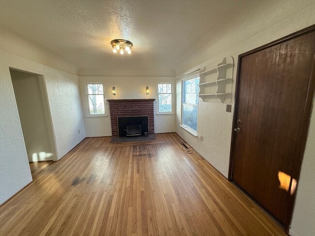 Photo - Vintage Charmer with Mountain View