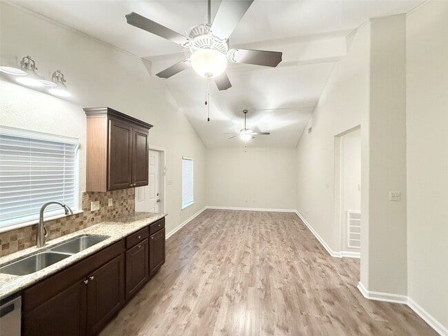 Photo - 140 Huisache St