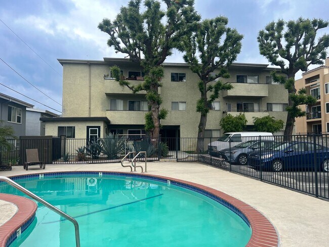 11018 Moorpark Apartments