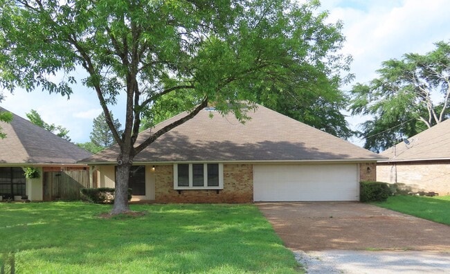 Building Photo - Whitehouse ISD-Beautiful 3 Bedroom, 2 Bath Home w/Garage!