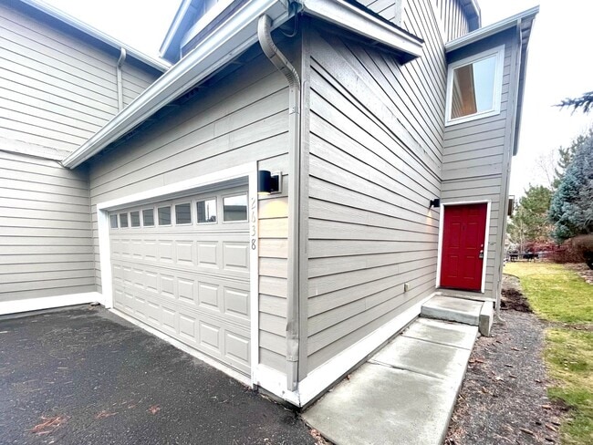 Building Photo - BEAUTIFUL TOWNHOME LOCATED IN REDMOND!