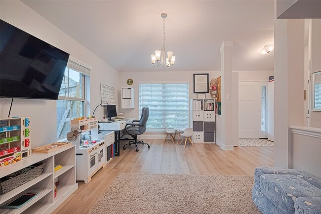 Photo - 2712 Golden Palms Ln