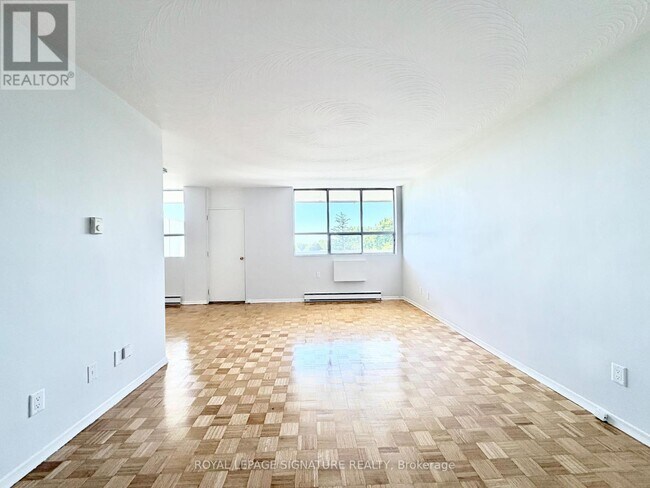 Photo - 525 Eglinton Ave E