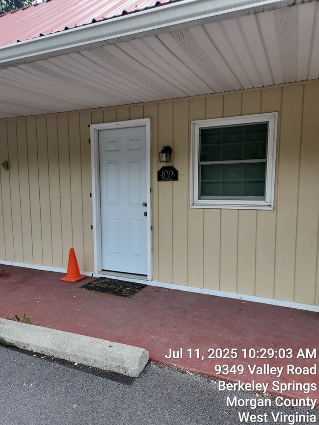 Building Photo - 9349 Valley Rd Rental