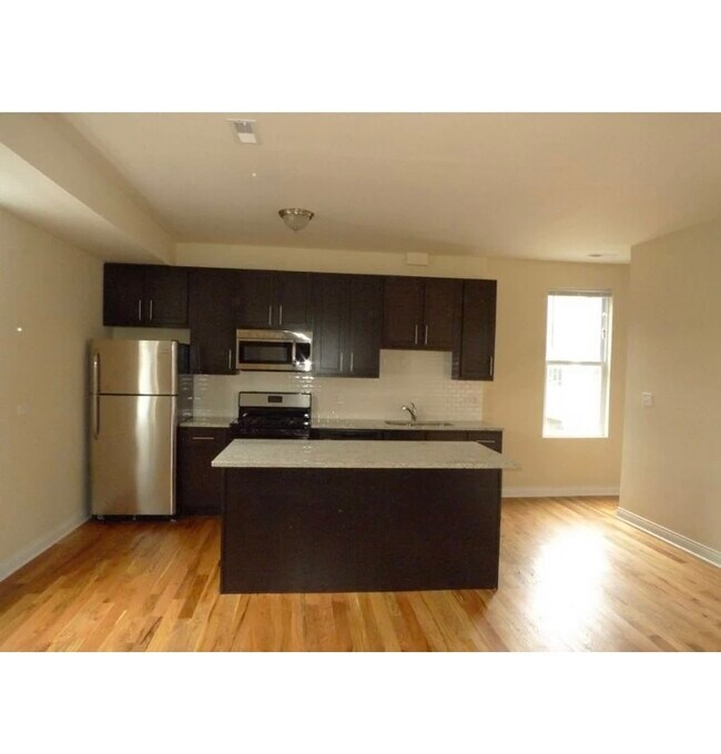 Photo - 1610 N Bosworth Ave