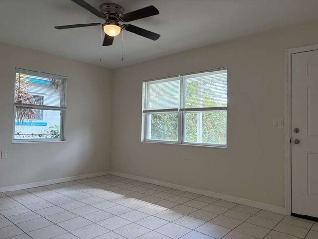 Photo - 3037 Clinton St S