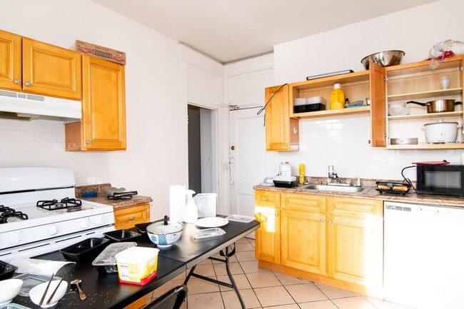 Photo - Great BU two bedroom, high ceilings, great living room Unidad #30