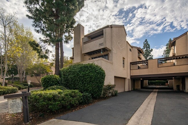 Building Photo - Tri-Level La Jolla Townhouse with Washer/Dryer and Garage!