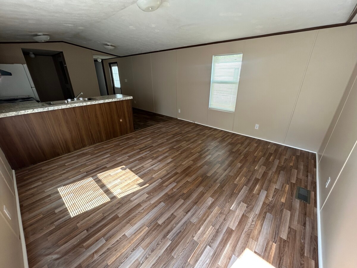 Photo - 1046 Victoria St
