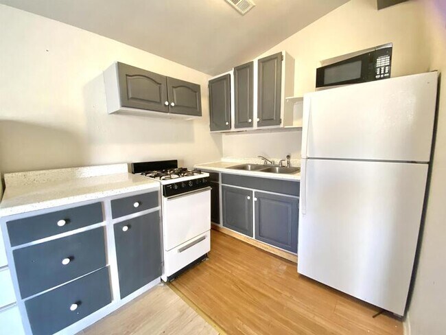 Photo - 1358 Zephyr St