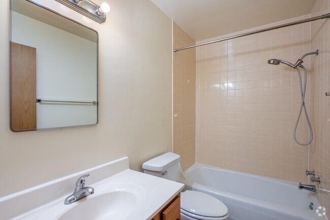 3BR, 1BA - 1,088SF - Bathroom