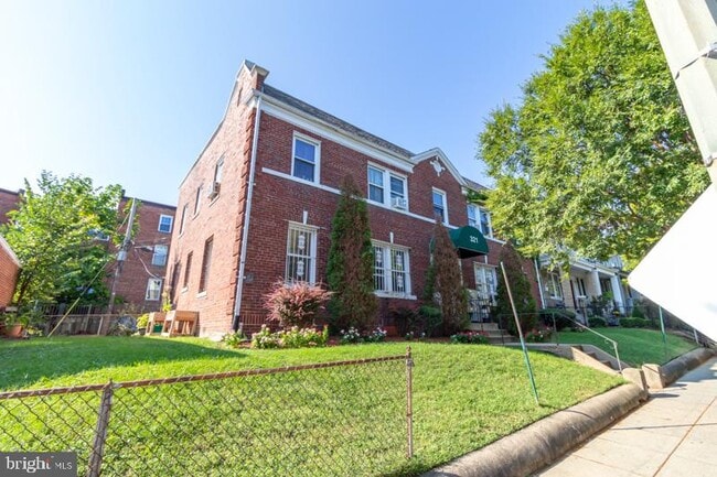 Photo - 321 Adams St NE