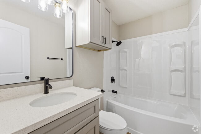 1BR, 1BA - 722SF - Bathroom
