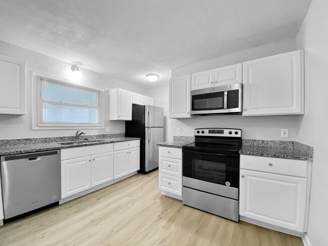 Photo - Beautiful 3 Bed 2.5 Bath Ranch Home with Garage in Raytown, MO