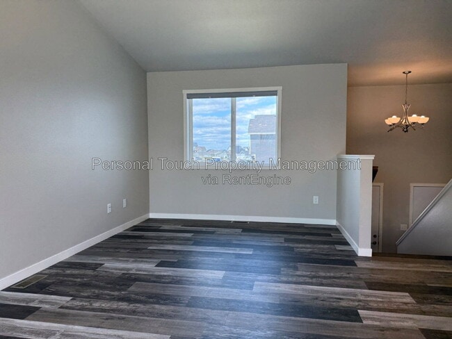 Photo - 1067 Barnes Dr W