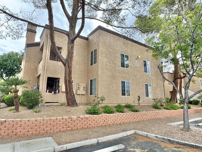 SPACIOUS 3 BEDROOM GROUND FLOOR CONDO - SPACIOUS 3 BEDROOM GROUND FLOOR CONDO