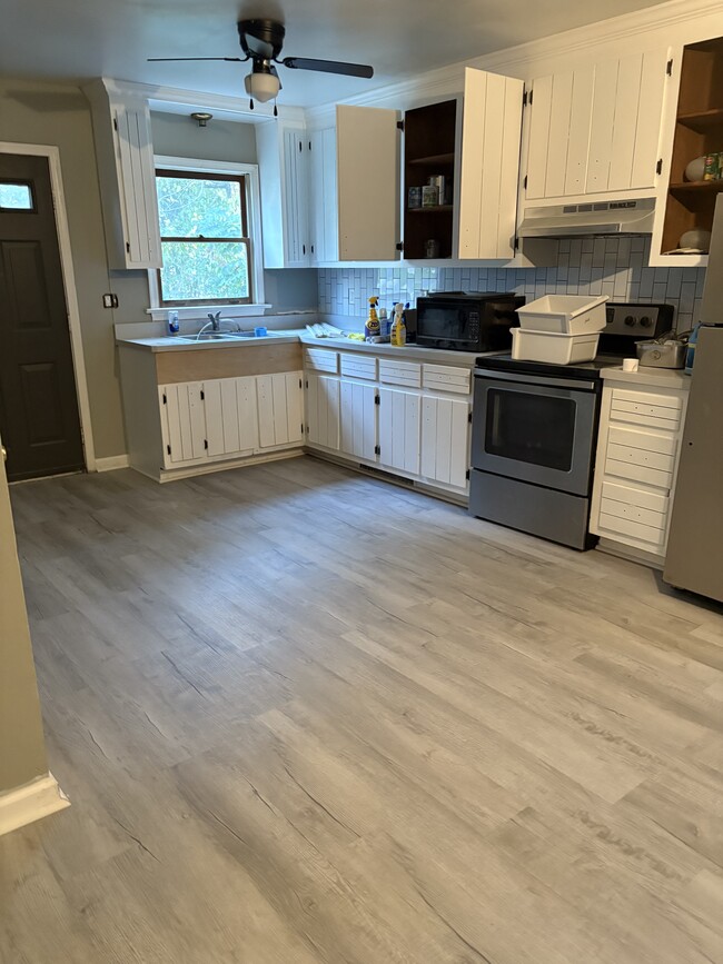 Building Photo - 415 S Virginia St