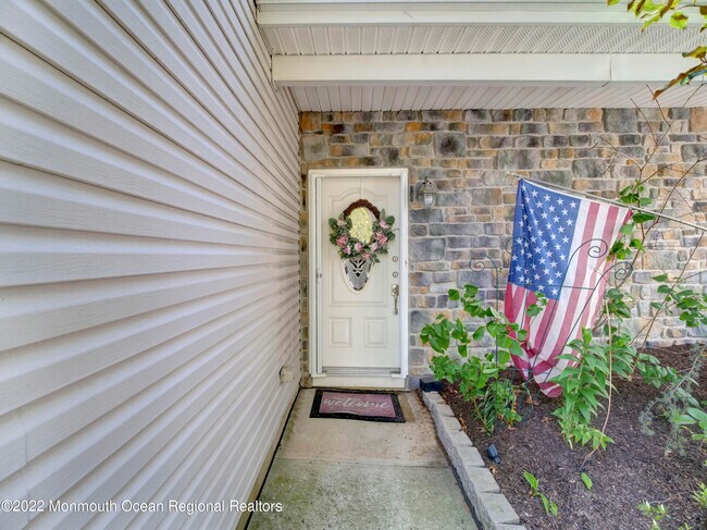 Photo - 19 Saratoga Ct