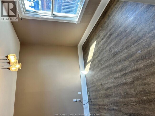 Photo - 1290 Chilver Rd