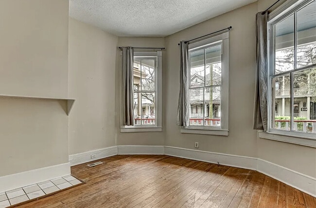 Photo - 520 E Waldburg St Unit A