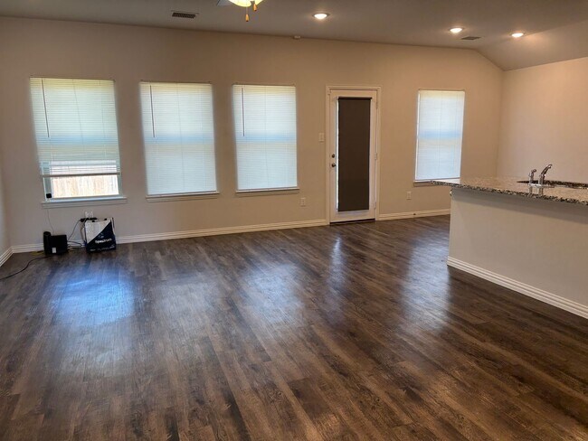 Photo - Modern Comfort Meets Everyday Convenience – Don’t Miss Out!