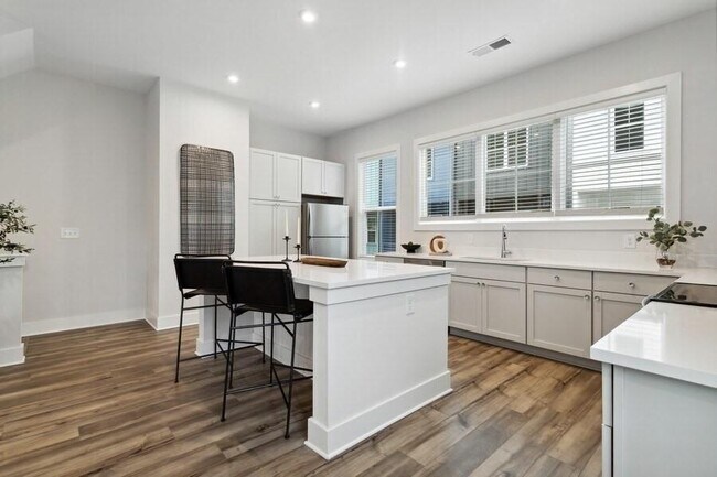 Photo - 776 Metropolitan Pkwy SW