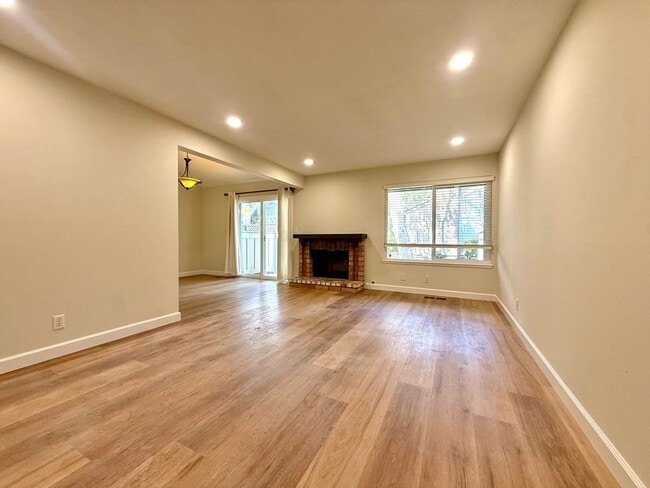 Photo - 105 Walnut Hill Ct