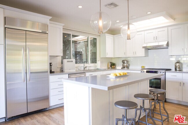 Photo - 8908 Ashcroft Ave