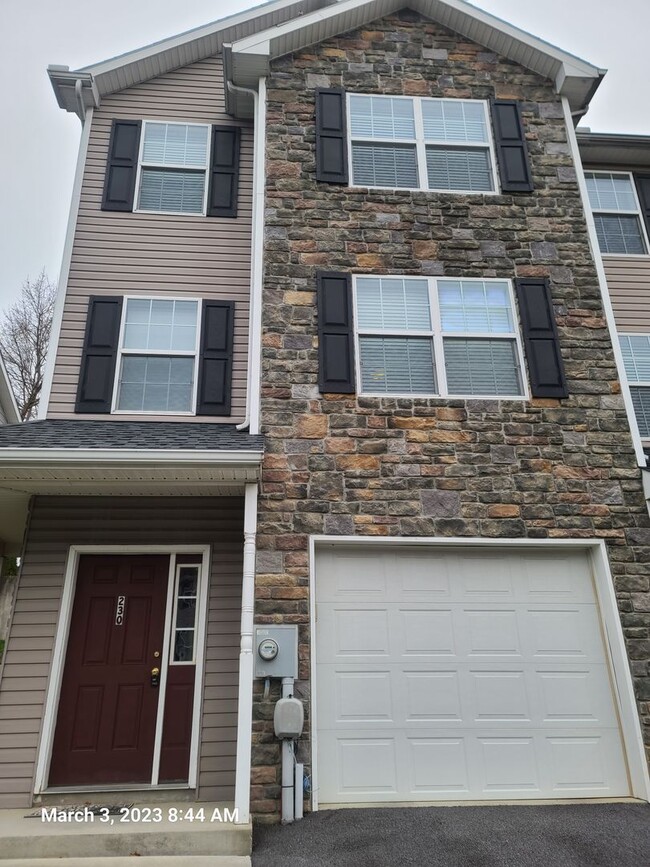 Building Photo - 3 bedroom, 2 1/2 bath town home in Waynesboro PA END UNIT