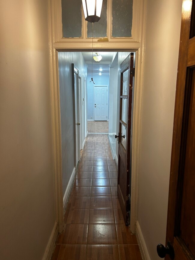 Walkway/ Entrance - 100 Clarke Ave Unit 100