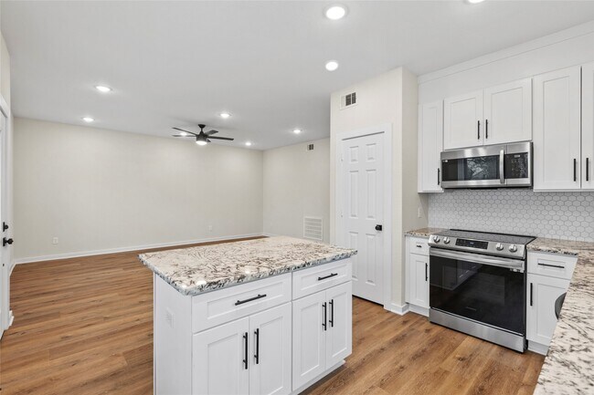 Photo - 7709 St Louis St