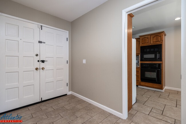 Photo - Heatherstone Way / Village Ct Unidad Heatherstone