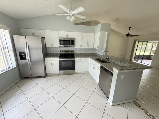 Building Photo - 9211 Palm Tree Dr