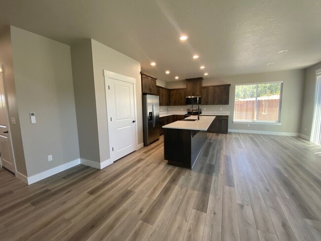 Photo - ~Brand New House in Sutherlin~