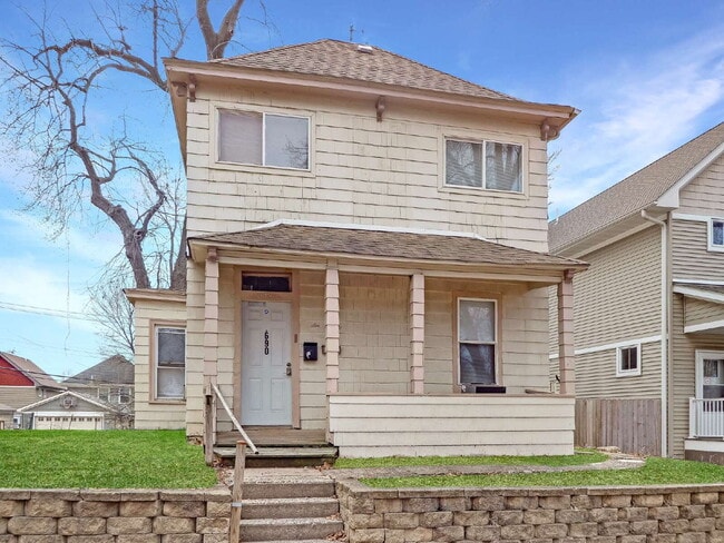 Building Photo - 3 Bed Lower Level Duplex Available Now Unit 1