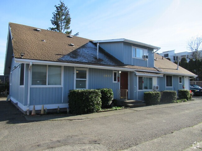 Building Photo - Spacious 2 bedroom one bath unit in 3-plex... Rental