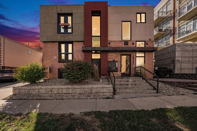 Building Photo - 2bed/1.5 bath Stylish Condo in LoHi