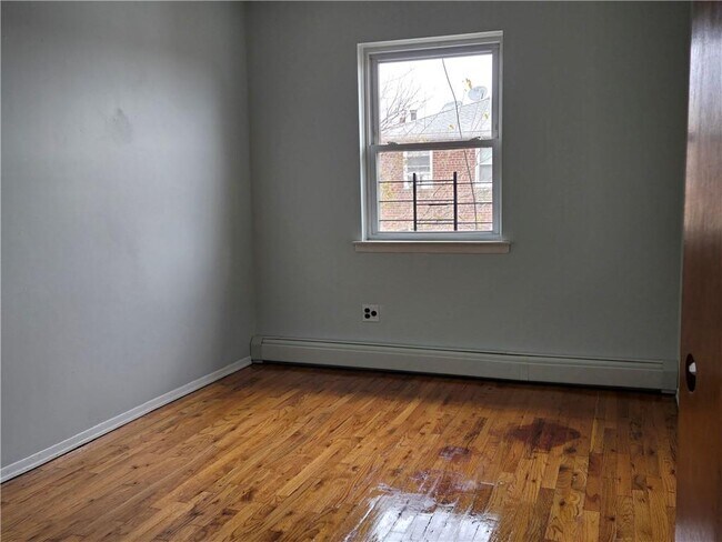 Photo - 1021 E 85th St