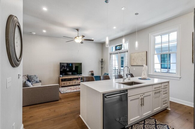 Photo - 731 St Charles Ave Condo