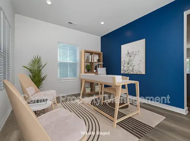 Photo - 200 Hollythorpe Ln