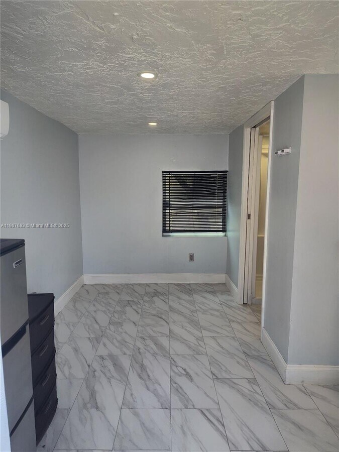 Photo - 173 W 16th St Unidad #B