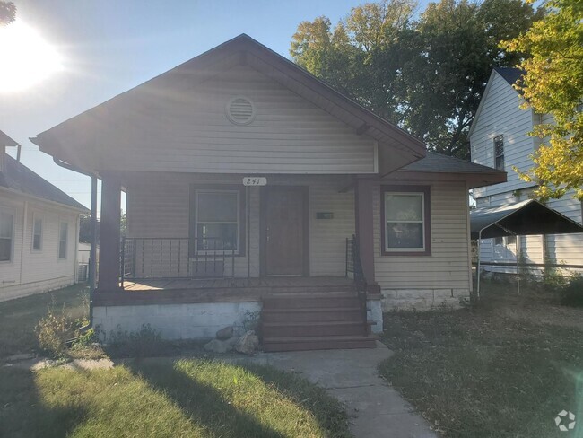 Building Photo - Spacious free standing home couple blocks ...