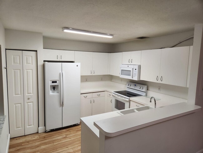 Photo - 1137 American Way