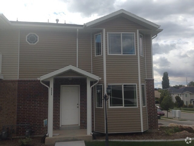 Building Photo - Great 4 bedroom Townhouse in Ogden for Rent