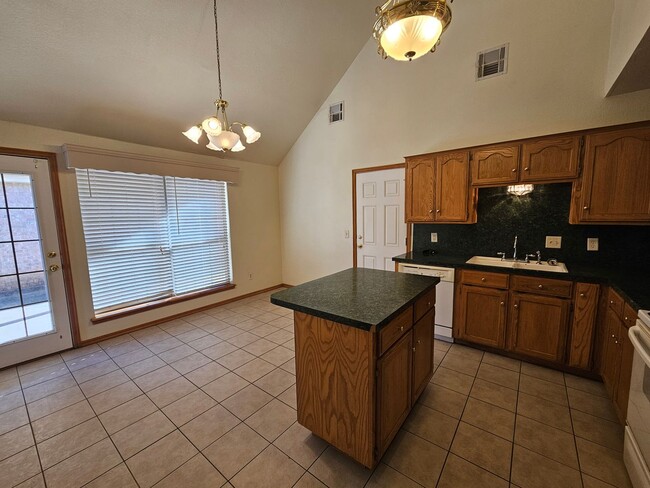 Photo - (3) Bed/(3) Bath in Moore Available NOW!!