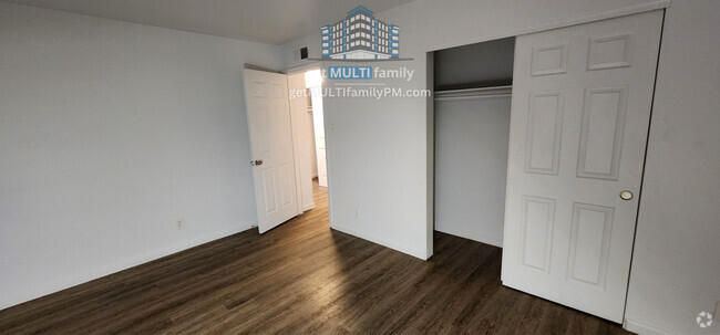 Building Photo - Move-in Ready Apartment! Unit A