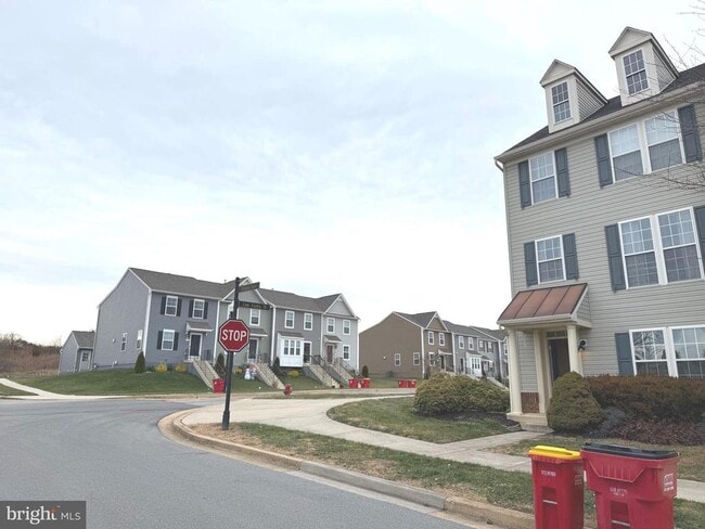 Building Photo - 60 Deerbrook Dr