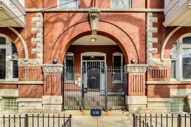 Building Photo - 717 N Paulina St Unit 3