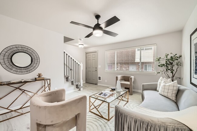 Photo - Stunning Renovation! HUGE 2 Bed 1.5 Townho... Unidad 308